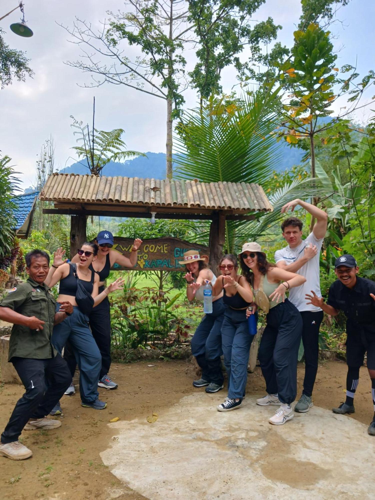 Batu Kapal Guest House & Jungle Trekking Bukit Lawang Exterior photo