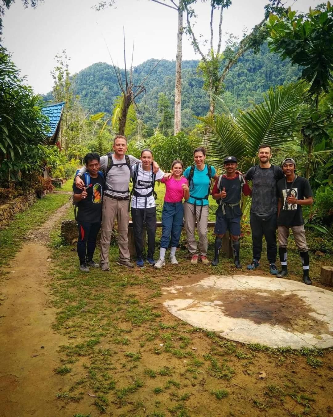 Batu Kapal Guest House & Jungle Trekking Bukit Lawang Exterior photo
