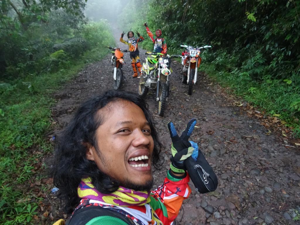 Batu Kapal Guest House & Jungle Trekking Bukit Lawang Exterior photo